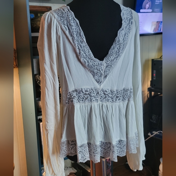 Elegant Lace Trim White Blouse - Picture 5 of 6